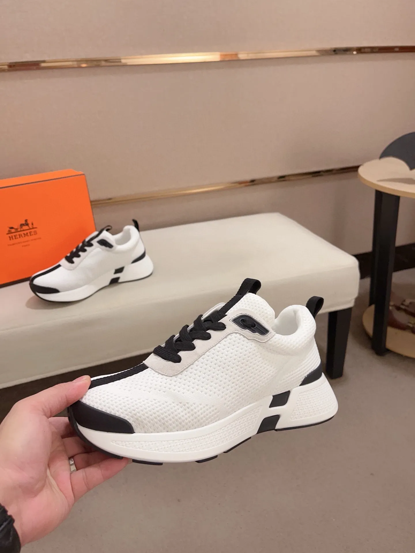 Factory price: 540💰《HERMES》【Classic Original Version】Hermès; Top 🔝 Purchasing Agency 🔍🔍Men's latest 🇺🇸 counters are on sale simultaneously, original imported from Italy ▲▲Silk cowhide with breathable fabric ▲▲ (high-end and expensive Qi·Grade) Exquisite workmanship (Italian 🇮🇹Imported water-dyed 🐂cowhide lining) Sole: Original sole provided by the original factory, ⚠️Exclusive double-layer activity·TPR·Rubber·Combined molded outsole; Super·comfortable·wear-resistant·non-slip·environmental protection The real thing is more beautiful if you take the real thing (high quality, follow the order), you can enter and exit the counter at will * Number of yards: 38·39·40·41·42·43·44# (can be customized 45.)